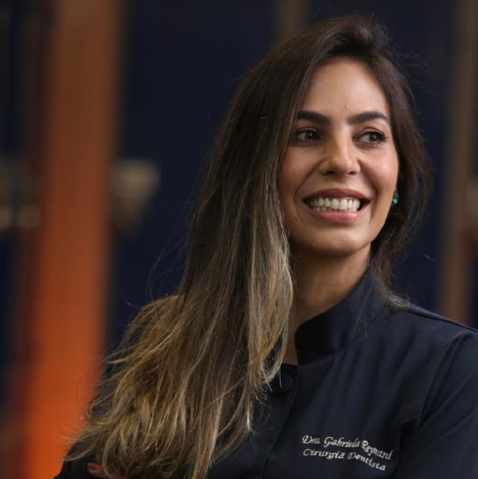 Dra. Gabriela Helen em retrato profissional